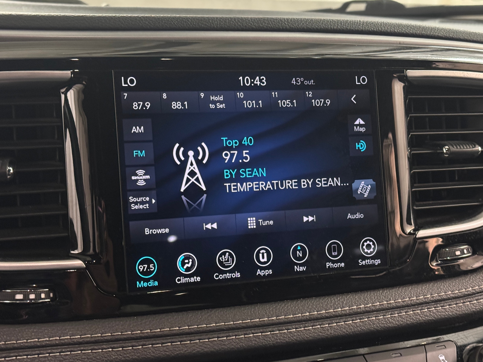 Thumbnail: 2020 Chrysler Pacifica - 3