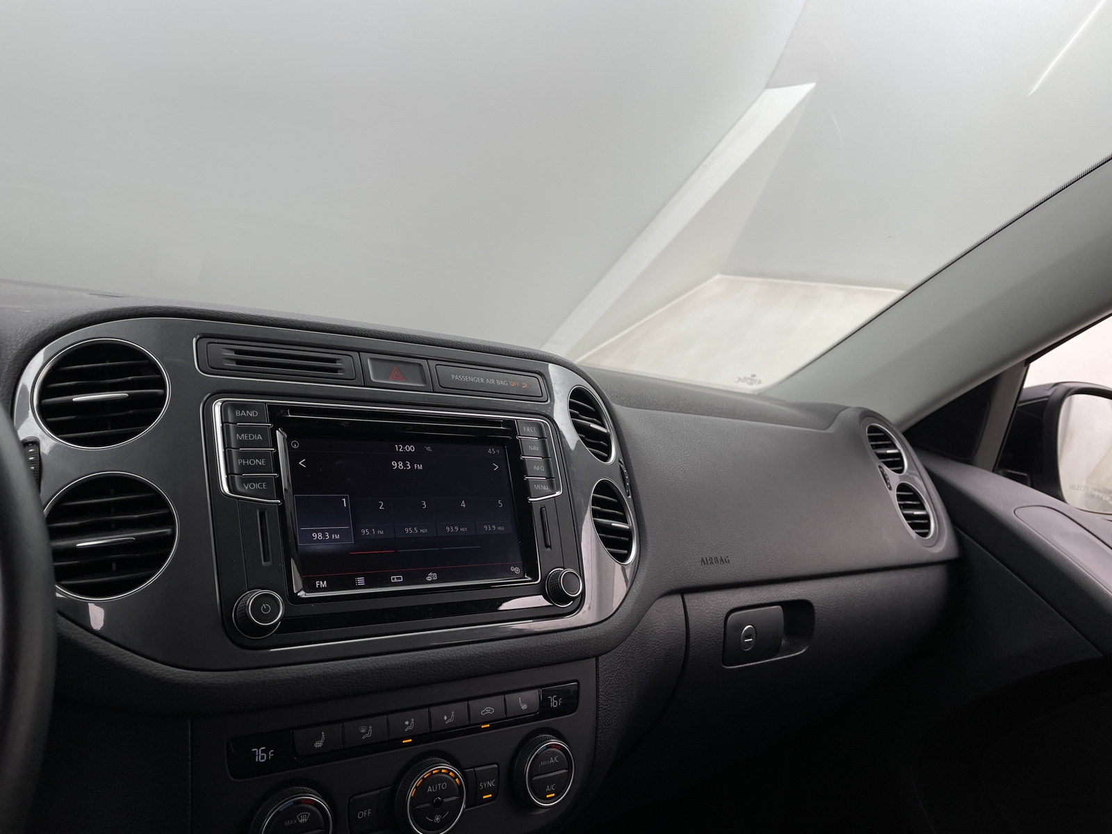 Thumbnail: 2017 Volkswagen Tiguan - 3