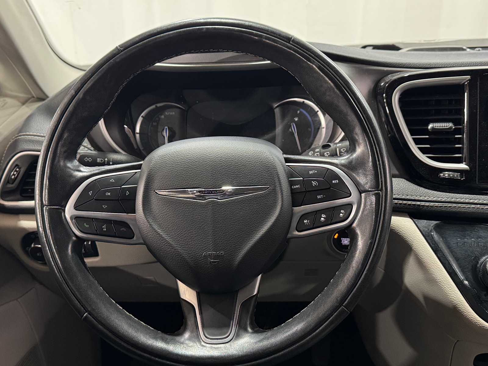 Thumbnail: 2022 Chrysler Pacifica - 4