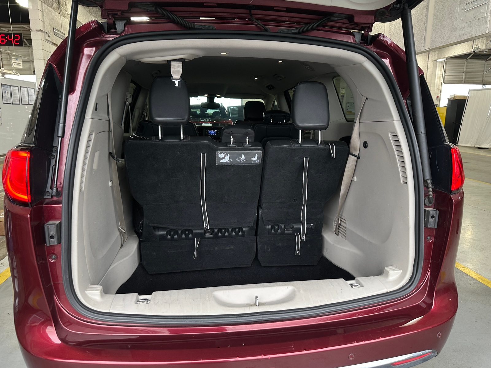 Thumbnail: 2017 Chrysler Pacifica - 6