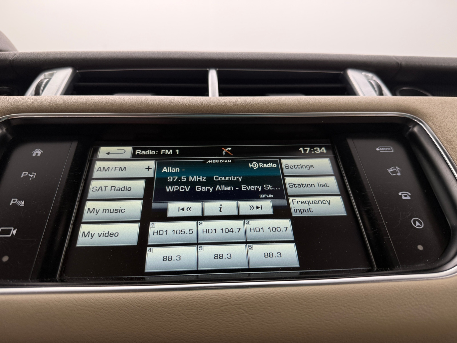 Thumbnail: 2016 Land Rover Range Rover Sport - 3