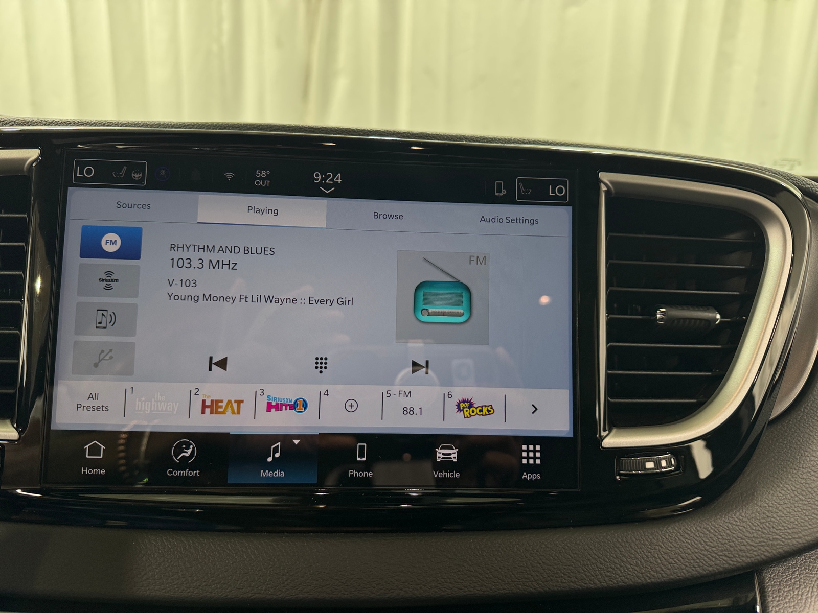 Thumbnail: 2025 Chrysler Pacifica - 3