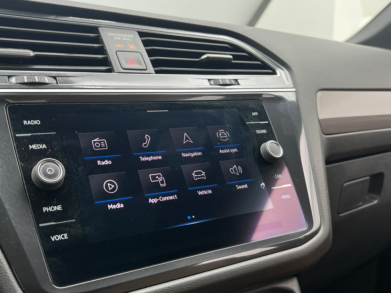 Thumbnail: 2022 Volkswagen Tiguan - 3