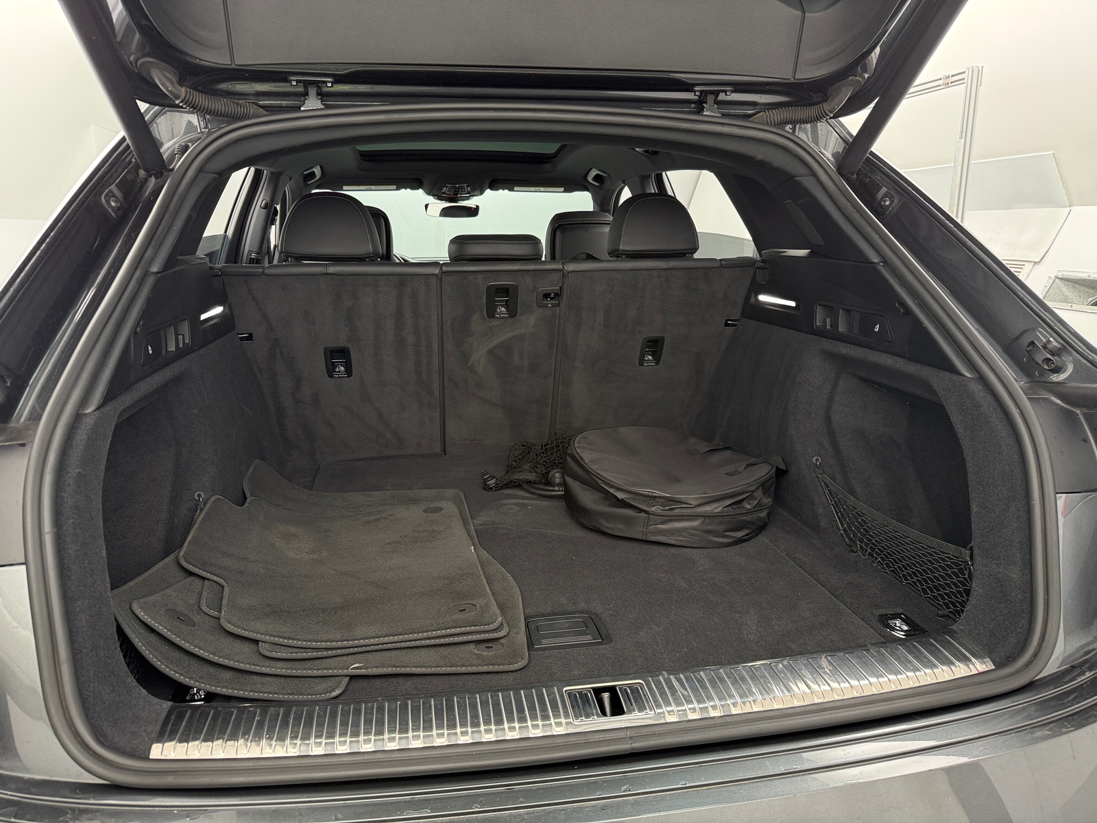 Thumbnail: 2019 Audi e-tron - 6