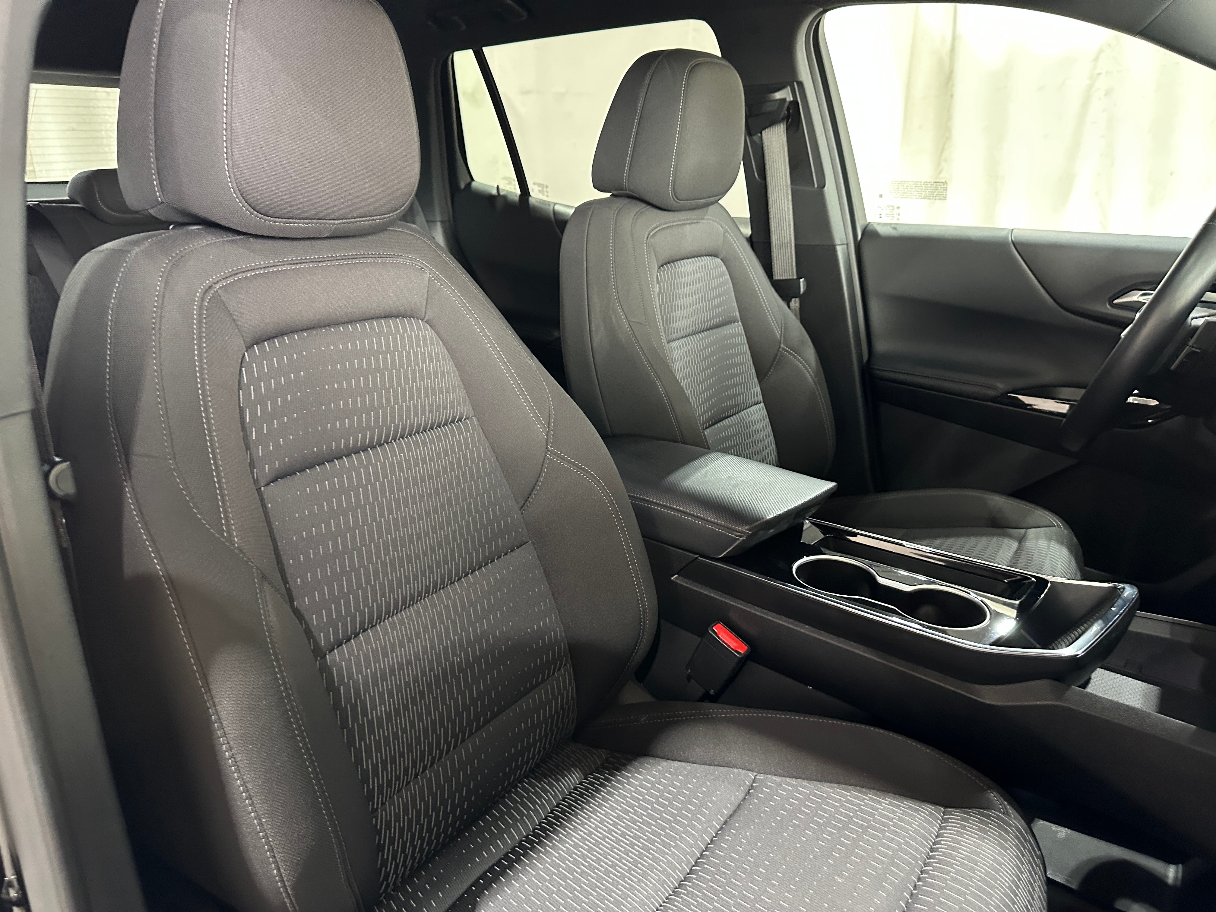 2025 Chevrolet Equinox - Image 2