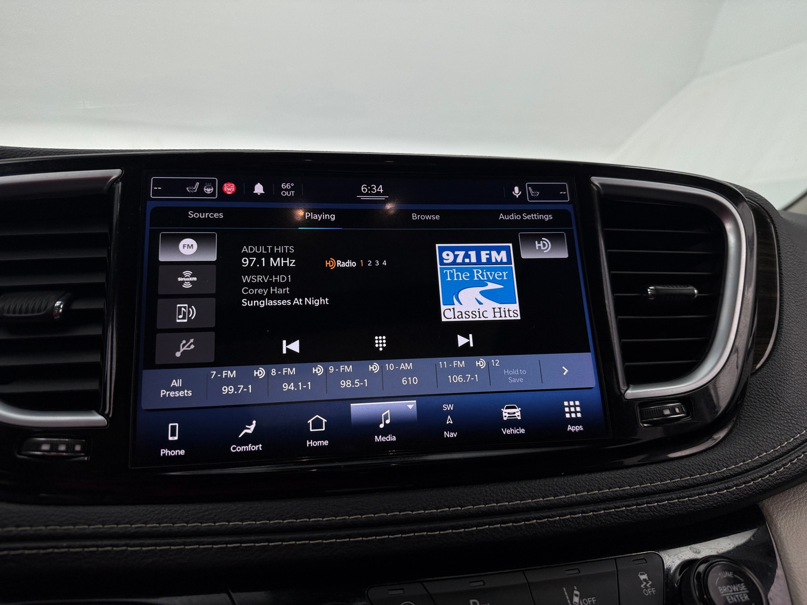 Thumbnail: 2021 Chrysler Pacifica - 3