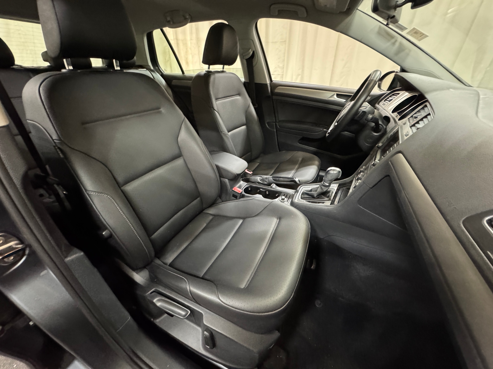 Thumbnail: 2017 Volkswagen Golf - 2