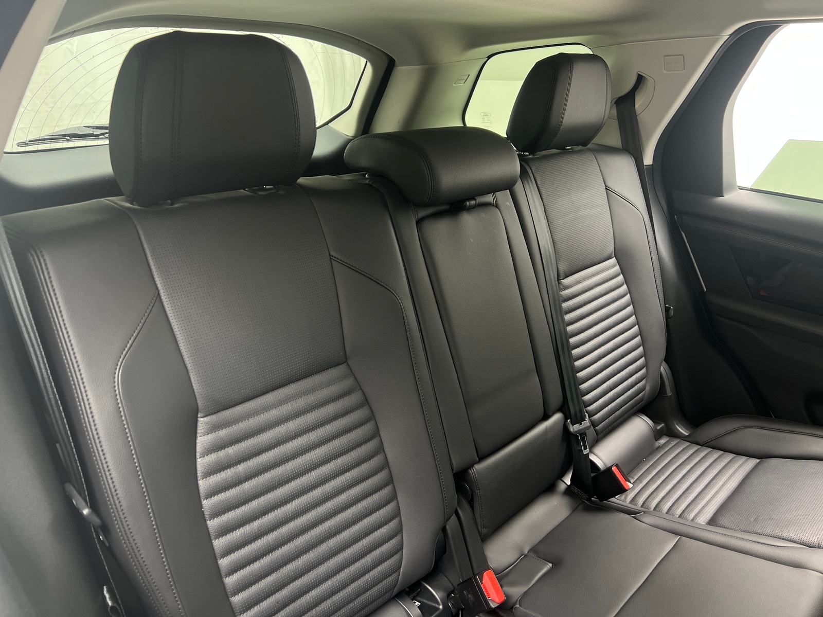 Thumbnail: 2023 Land Rover Discovery Sport - 5