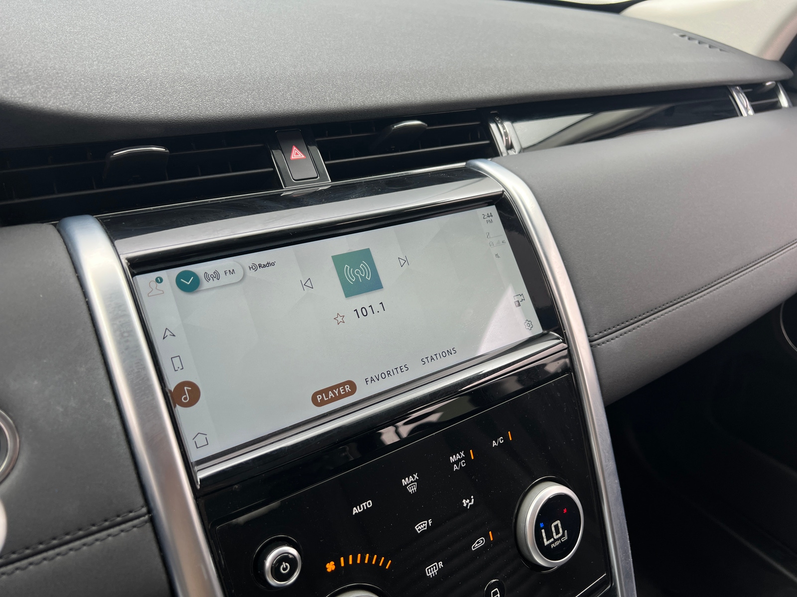 Thumbnail: 2023 Land Rover Discovery Sport - 3