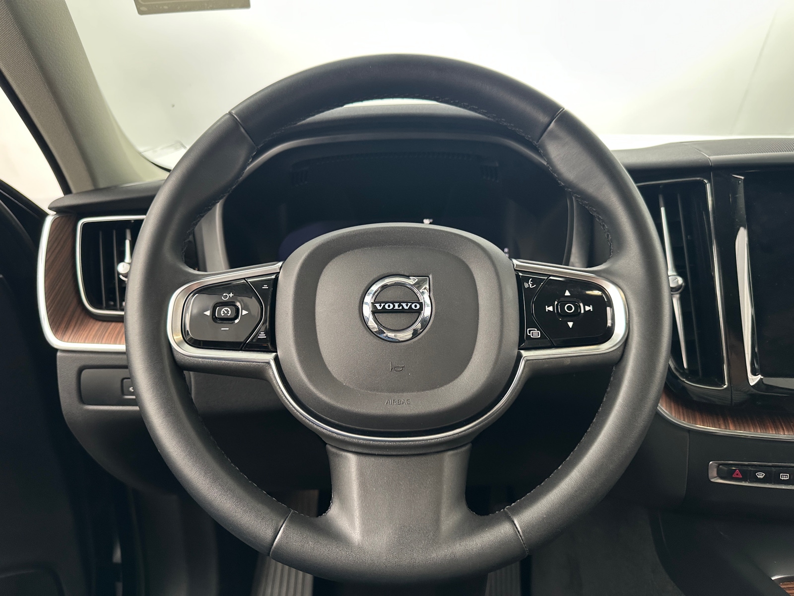 Thumbnail: 2023 Volvo XC60 - 4