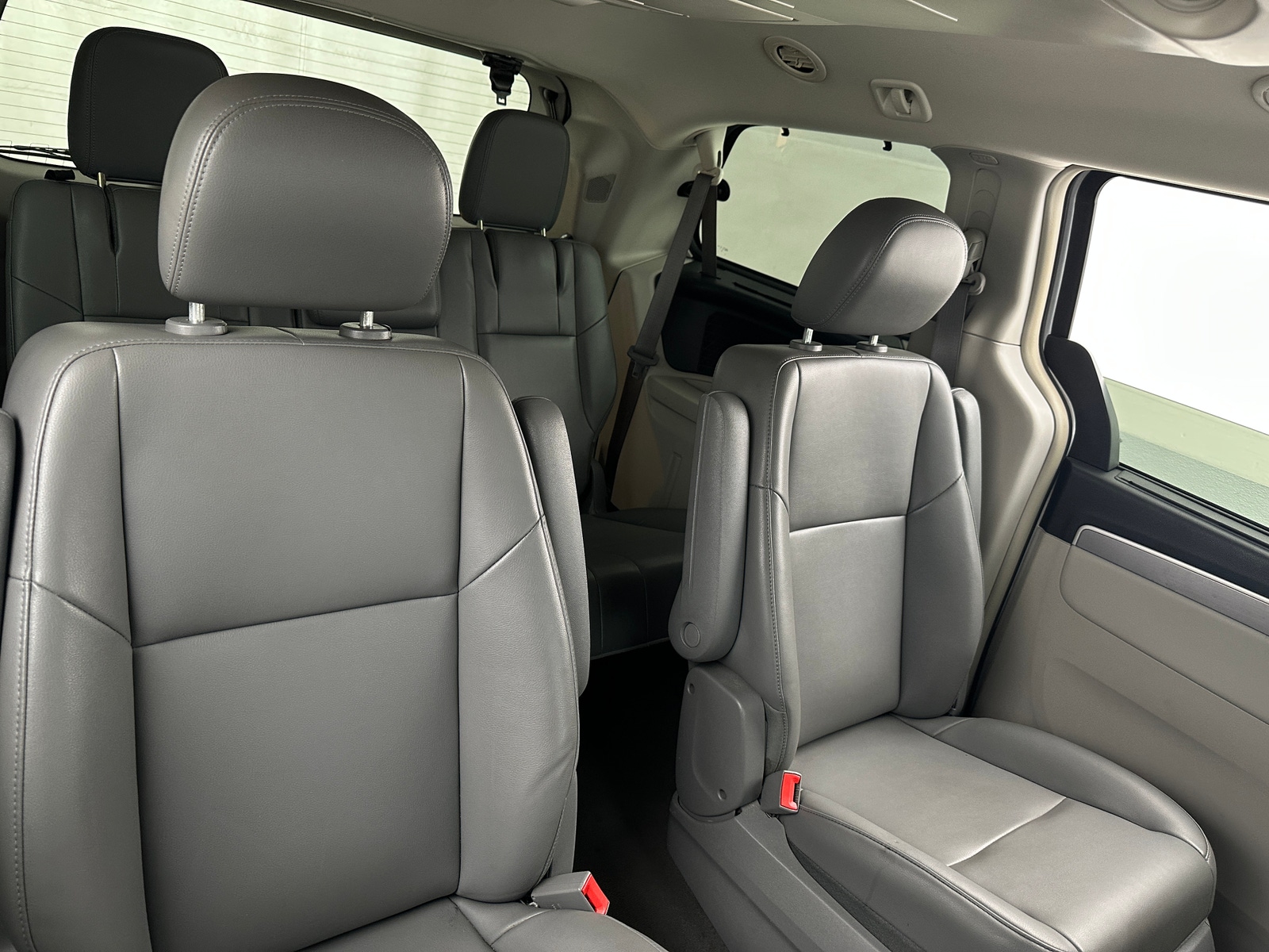 Thumbnail: 2012 Volkswagen Routan - 5