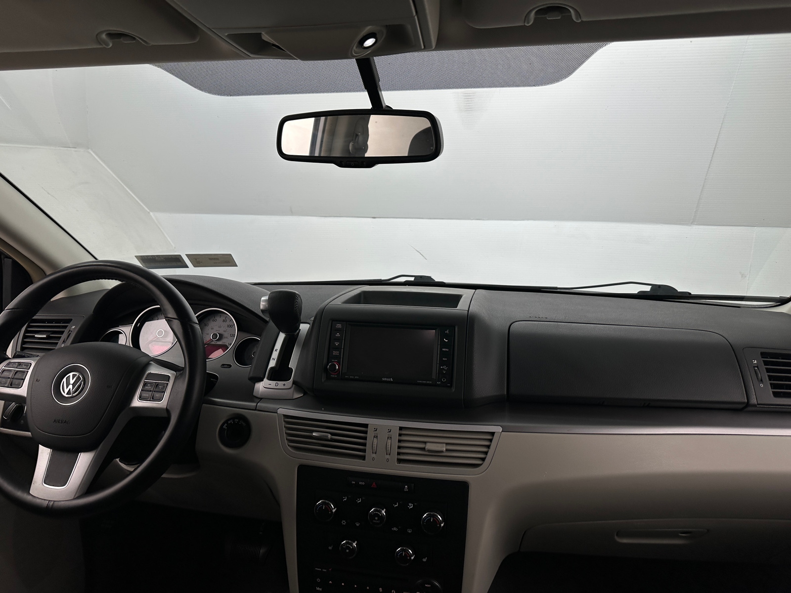 Thumbnail: 2012 Volkswagen Routan - 2