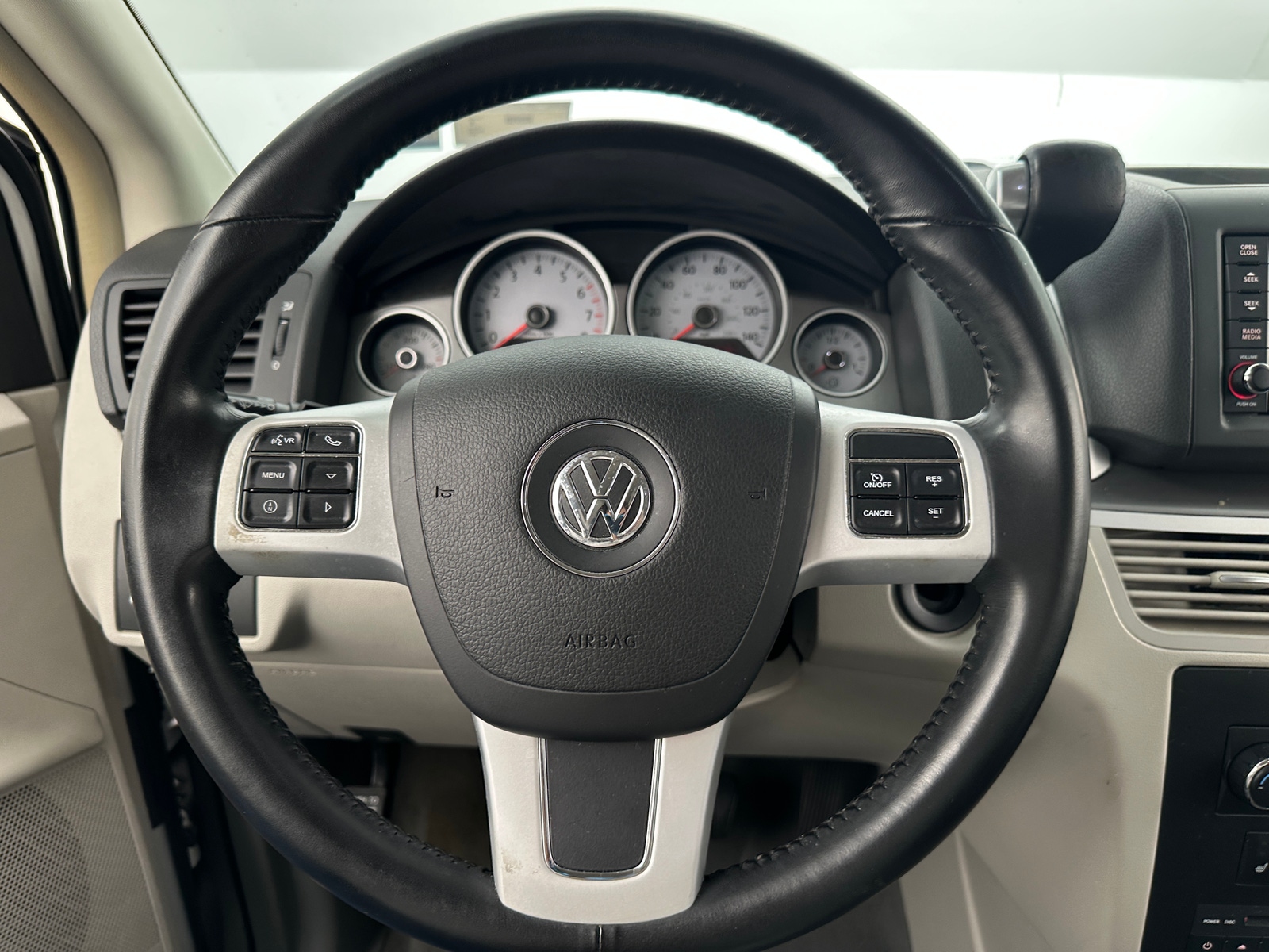 Thumbnail: 2012 Volkswagen Routan - 4