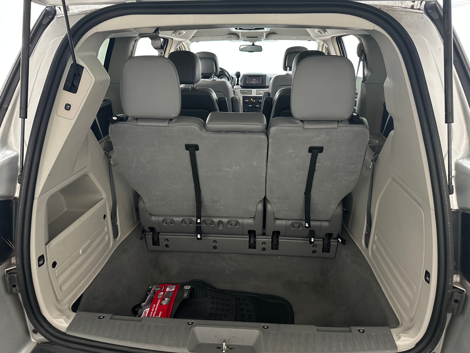 Thumbnail: 2012 Volkswagen Routan - 6