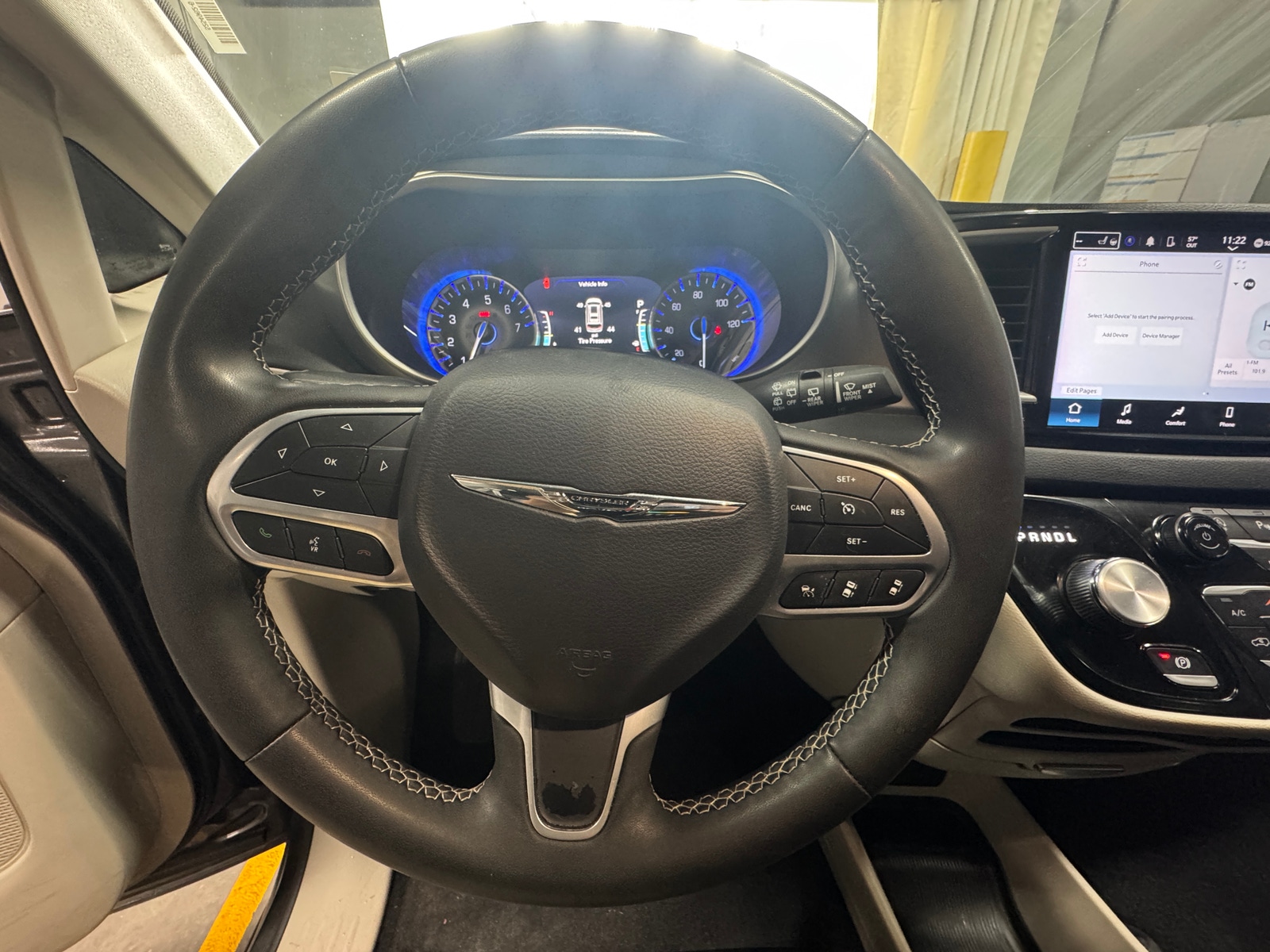 Thumbnail: 2023 Chrysler Pacifica - 4