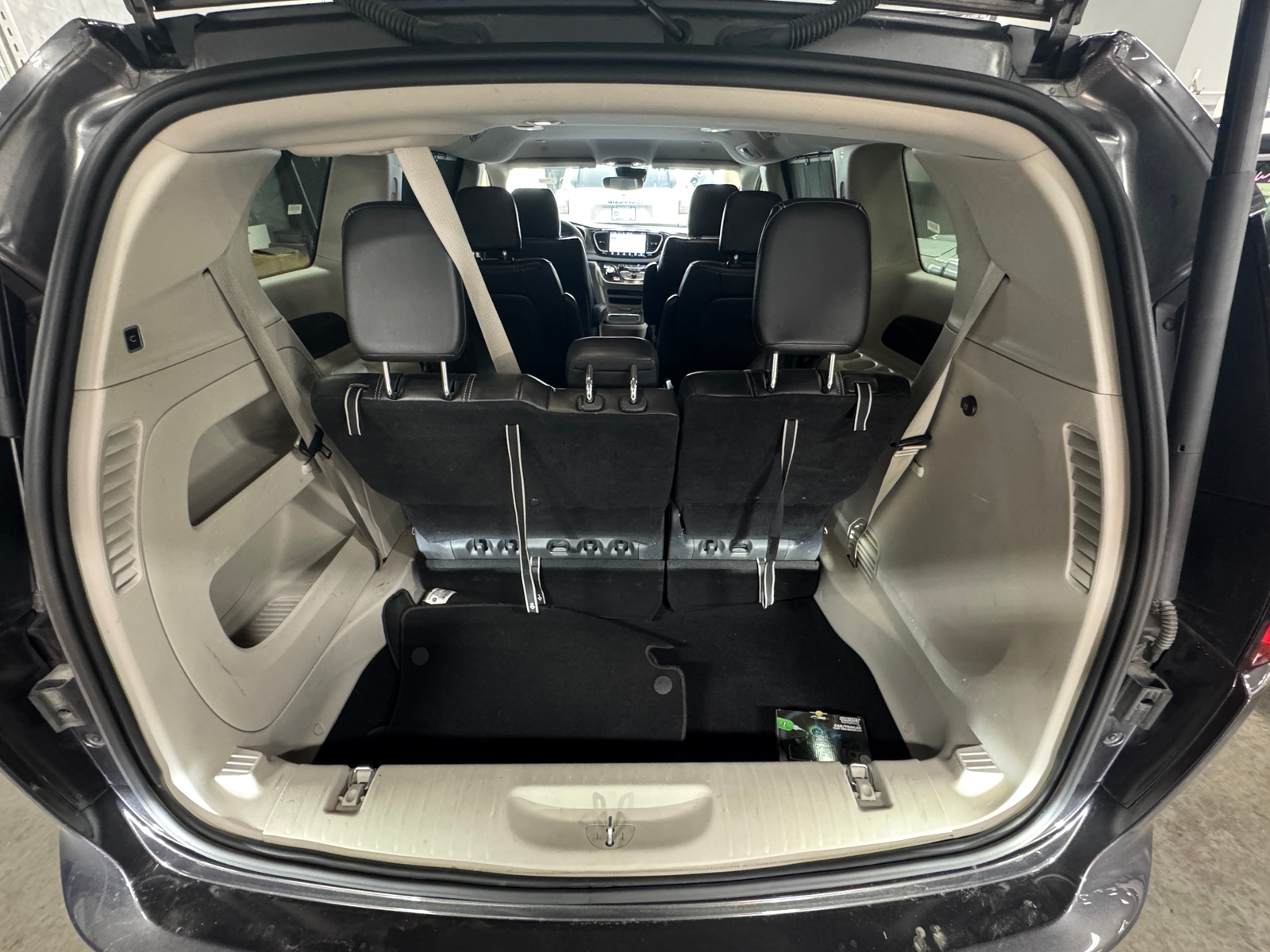 Thumbnail: 2023 Chrysler Pacifica - 6