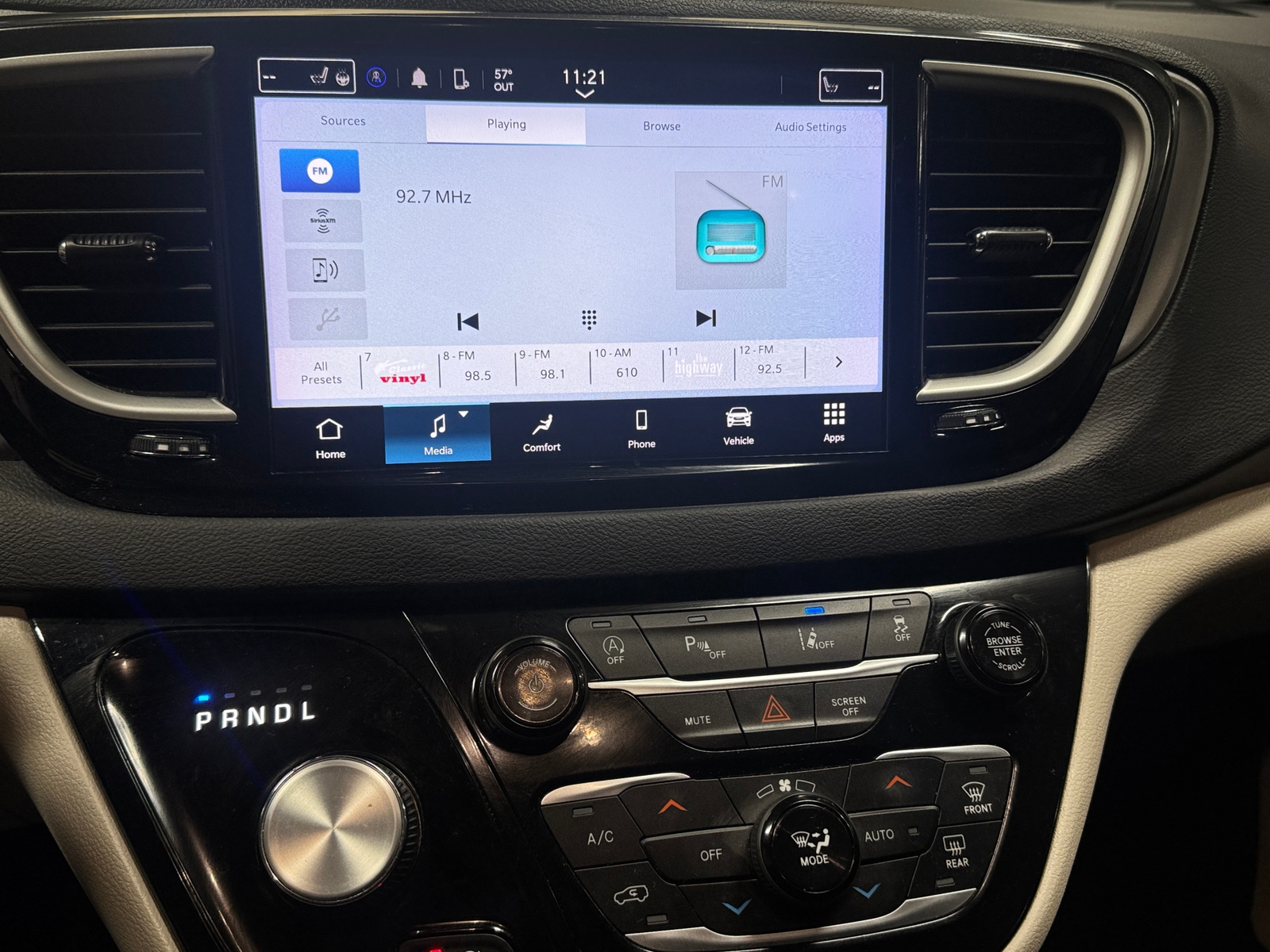 Thumbnail: 2023 Chrysler Pacifica - 3