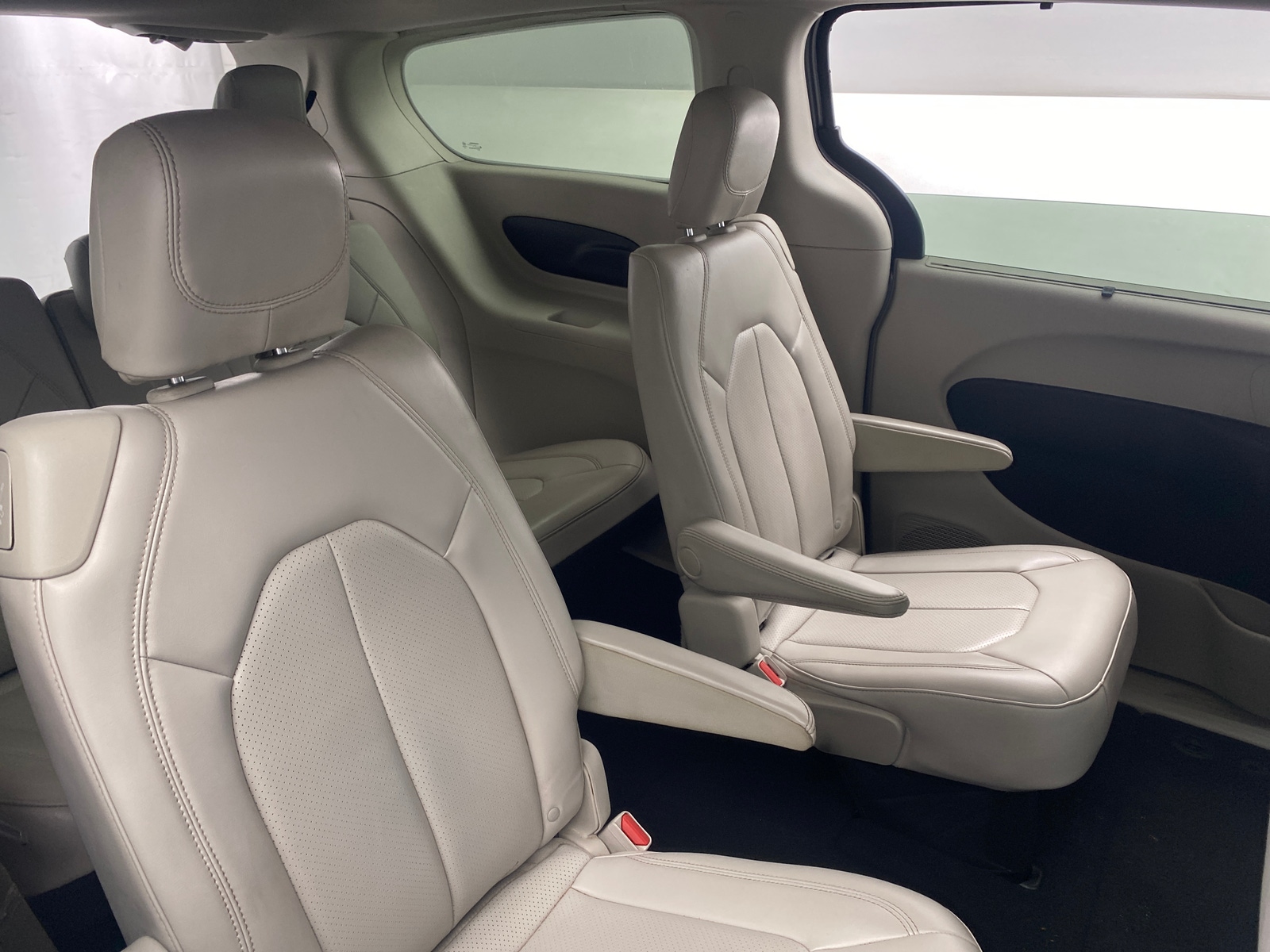 Thumbnail: 2021 Chrysler Voyager - 5