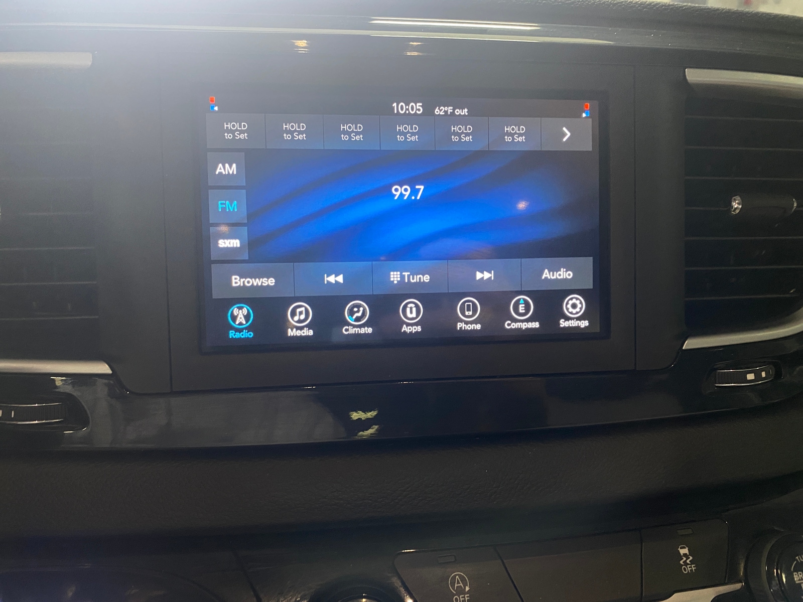 Thumbnail: 2021 Chrysler Voyager - 3