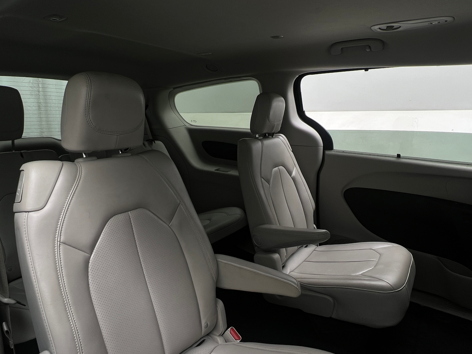 Thumbnail: 2021 Chrysler Voyager - 5