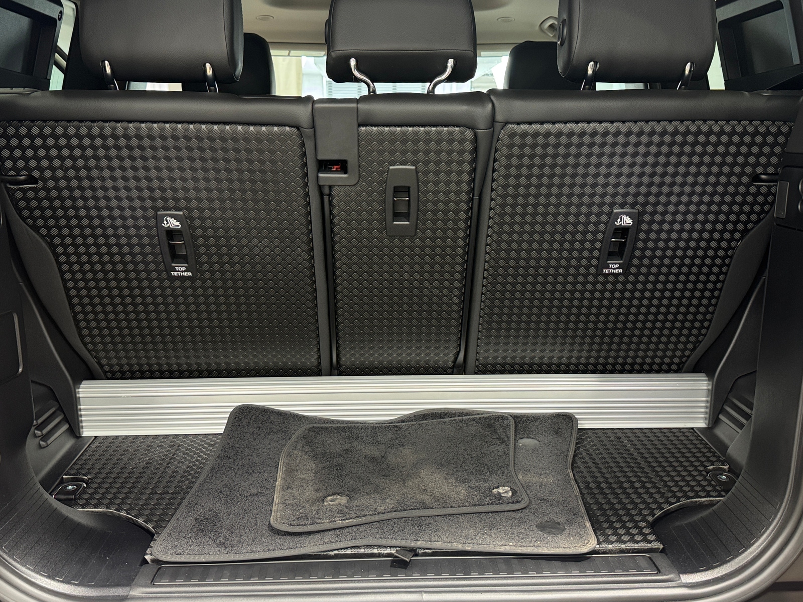 Thumbnail: 2023 Land Rover Defender - 6