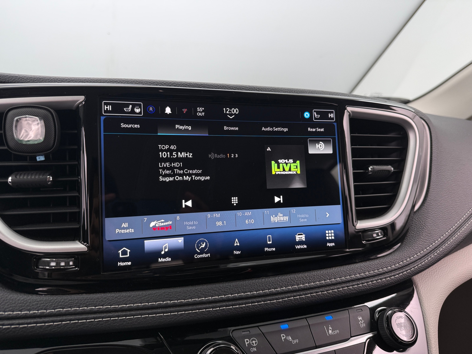 Thumbnail: 2023 Chrysler Pacifica - 3