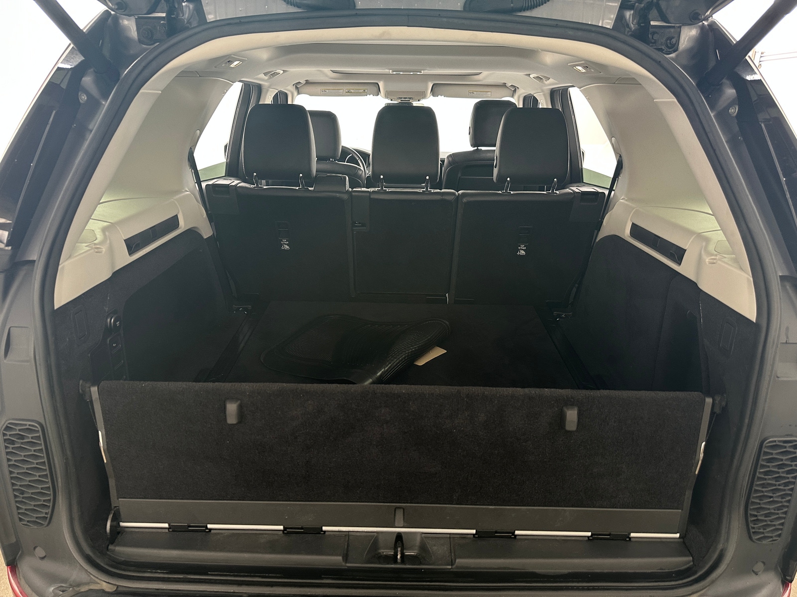 Thumbnail: 2020 Land Rover Discovery - 6