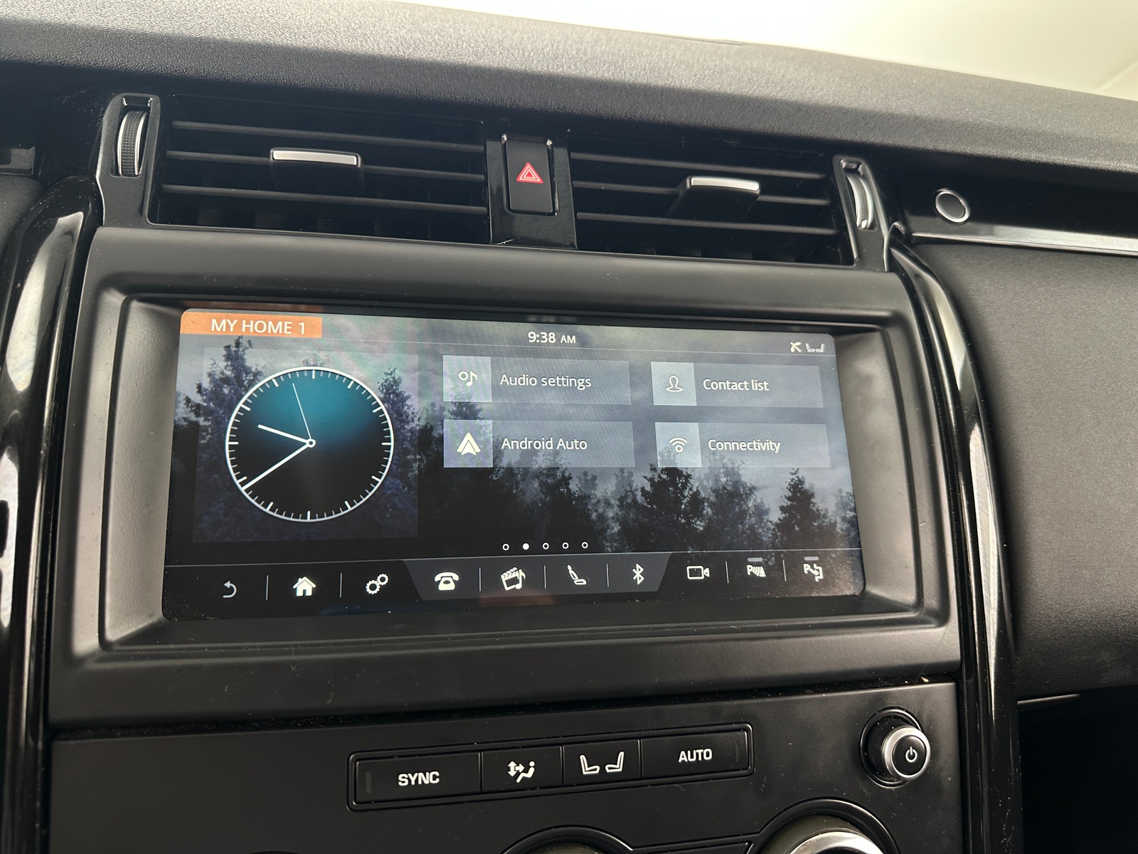 Thumbnail: 2020 Land Rover Discovery - 3