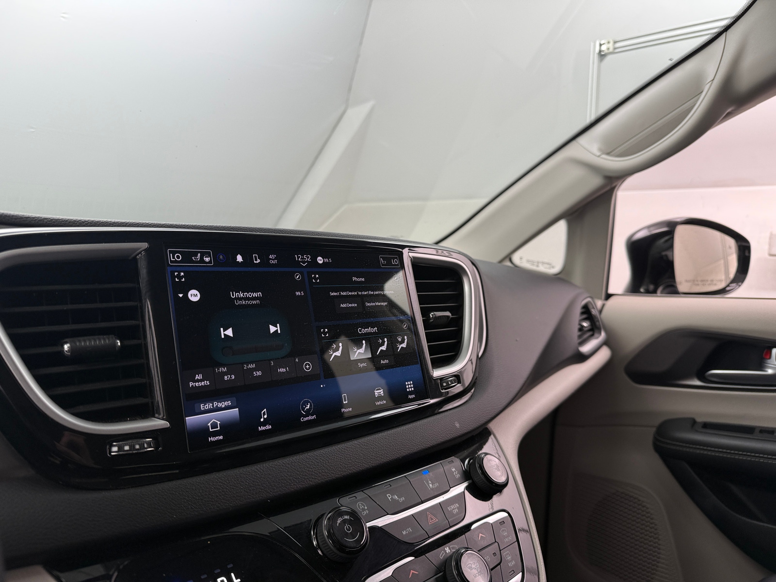 Thumbnail: 2024 Chrysler Pacifica - 3