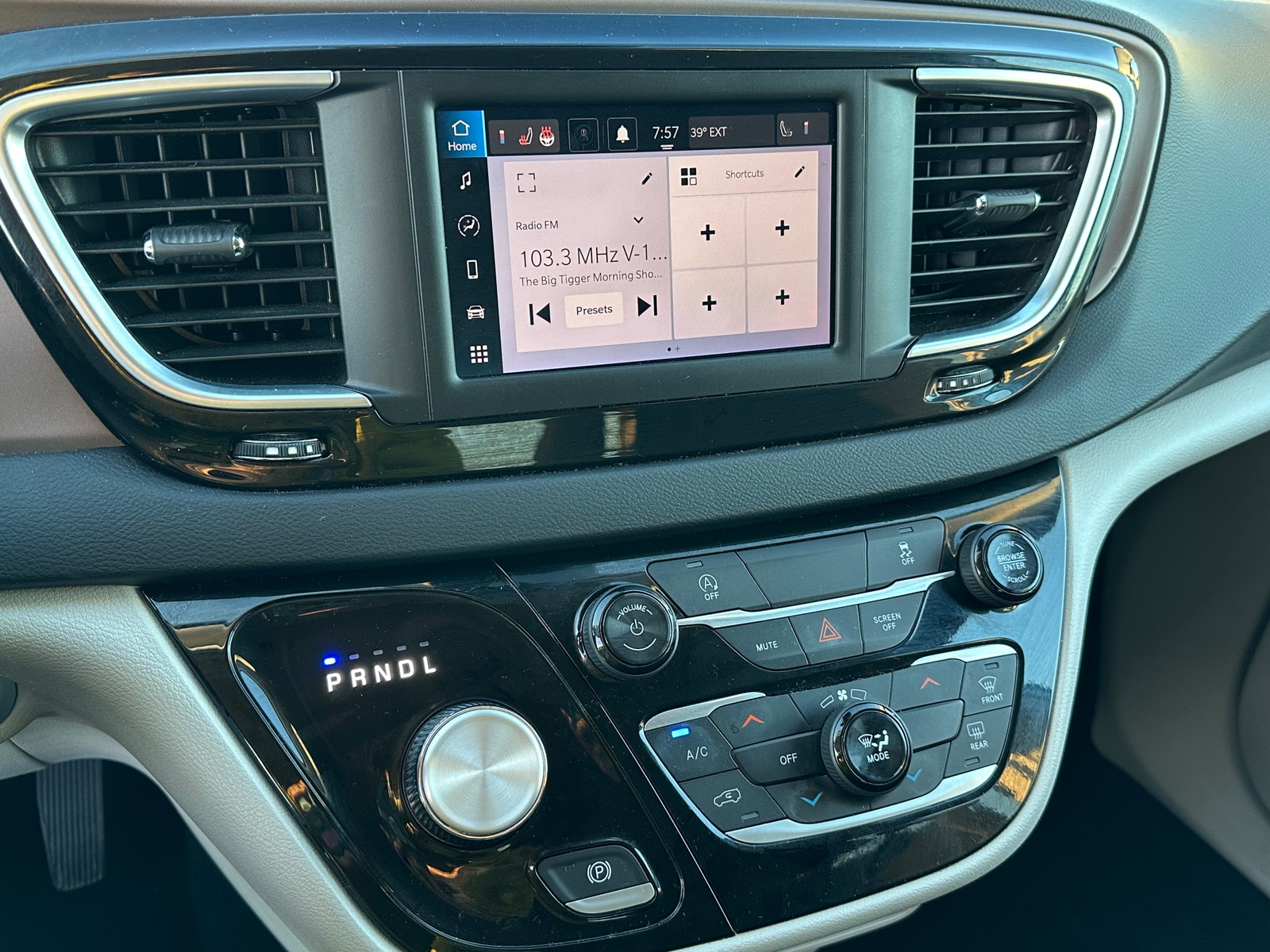 Thumbnail: 2024 Chrysler Voyager - 4