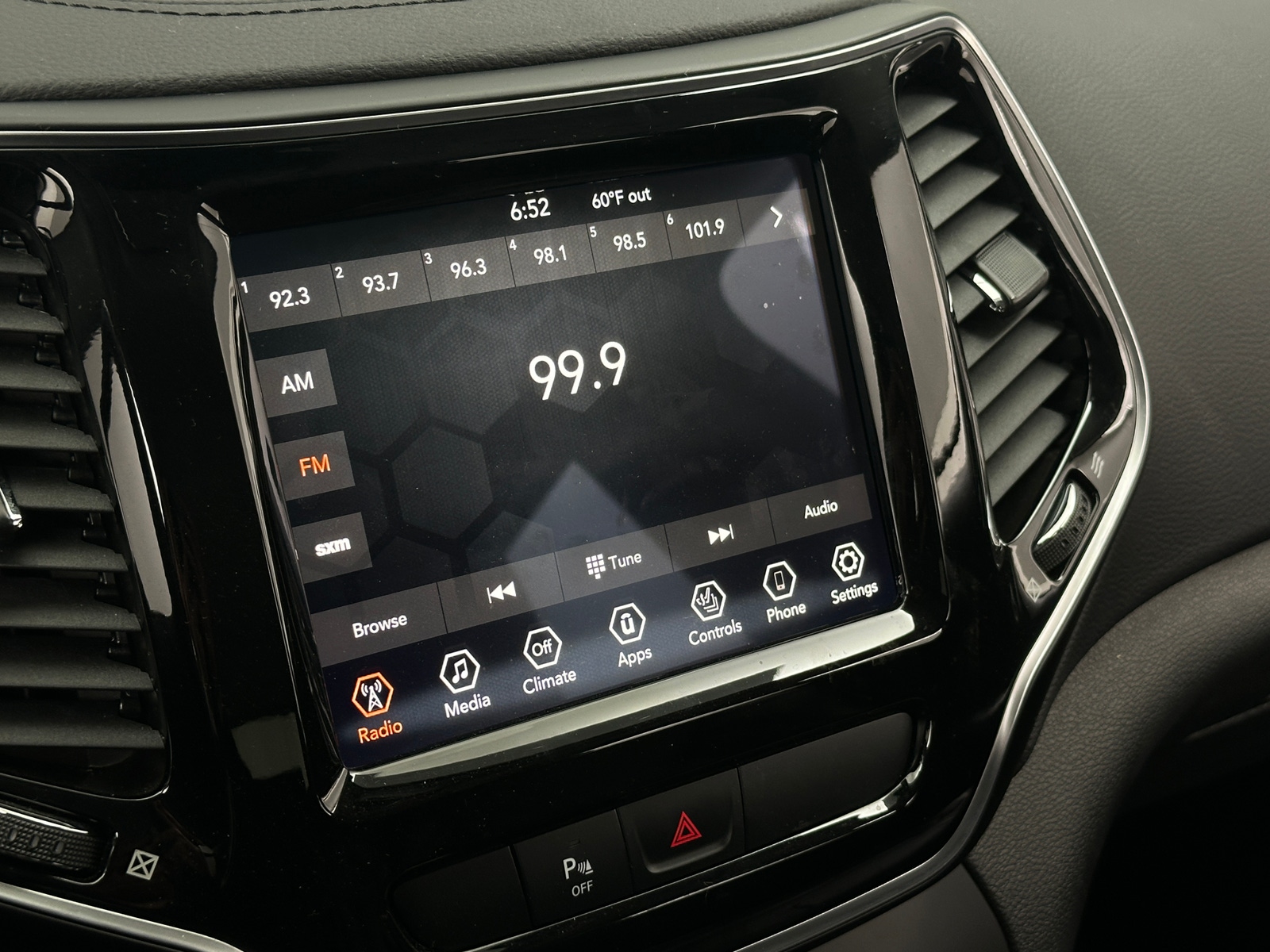 Thumbnail: 2019 Jeep Cherokee - 3