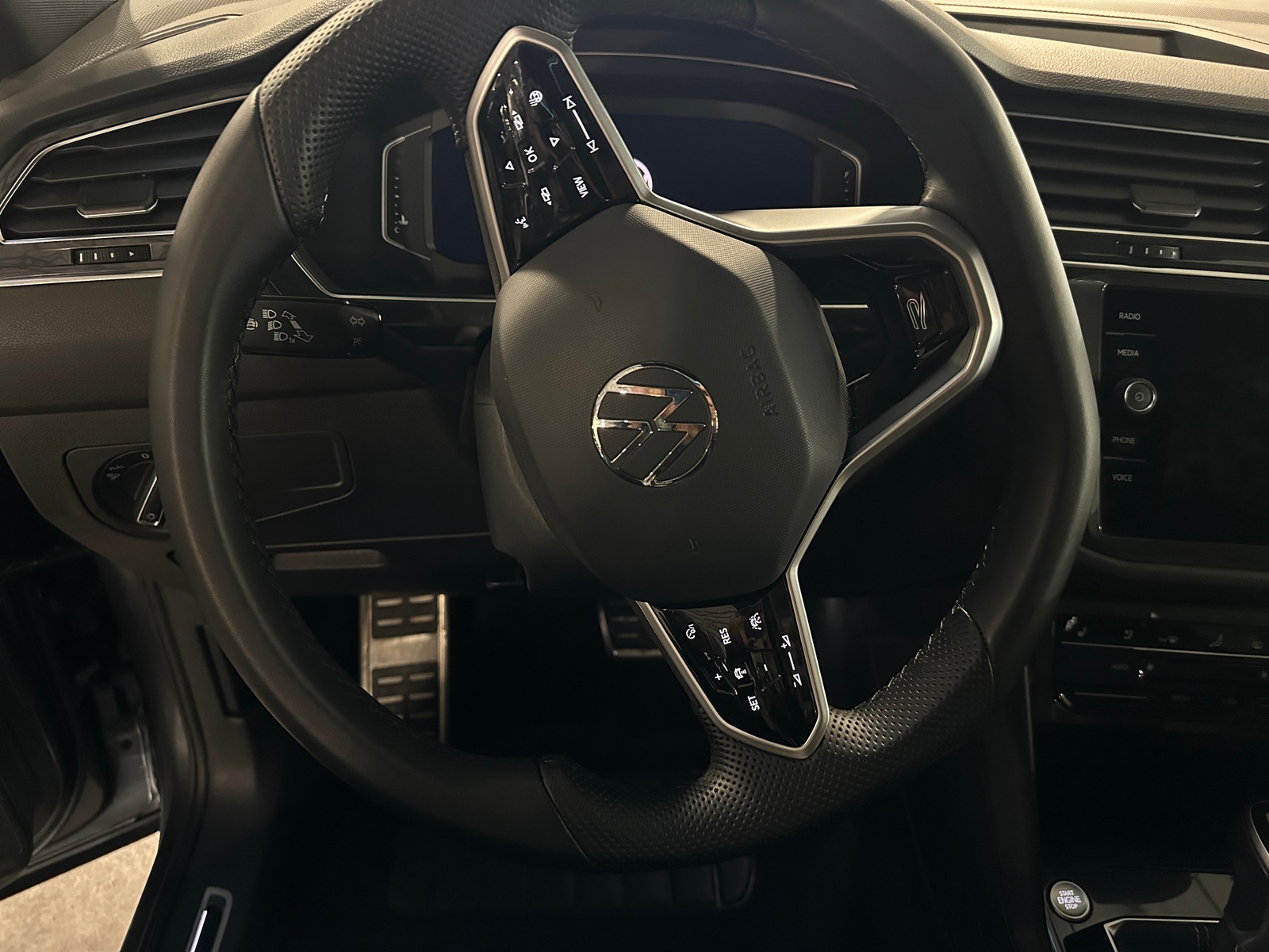 Thumbnail: 2022 Volkswagen Tiguan - 4