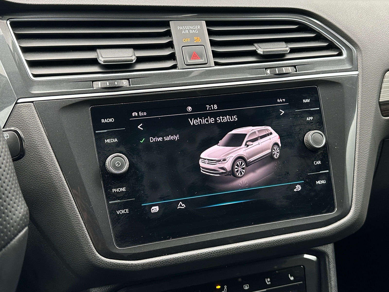 Thumbnail: 2022 Volkswagen Tiguan - 3