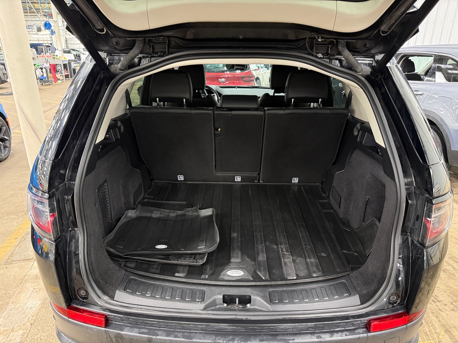 Thumbnail: 2022 Land Rover Discovery Sport - 7