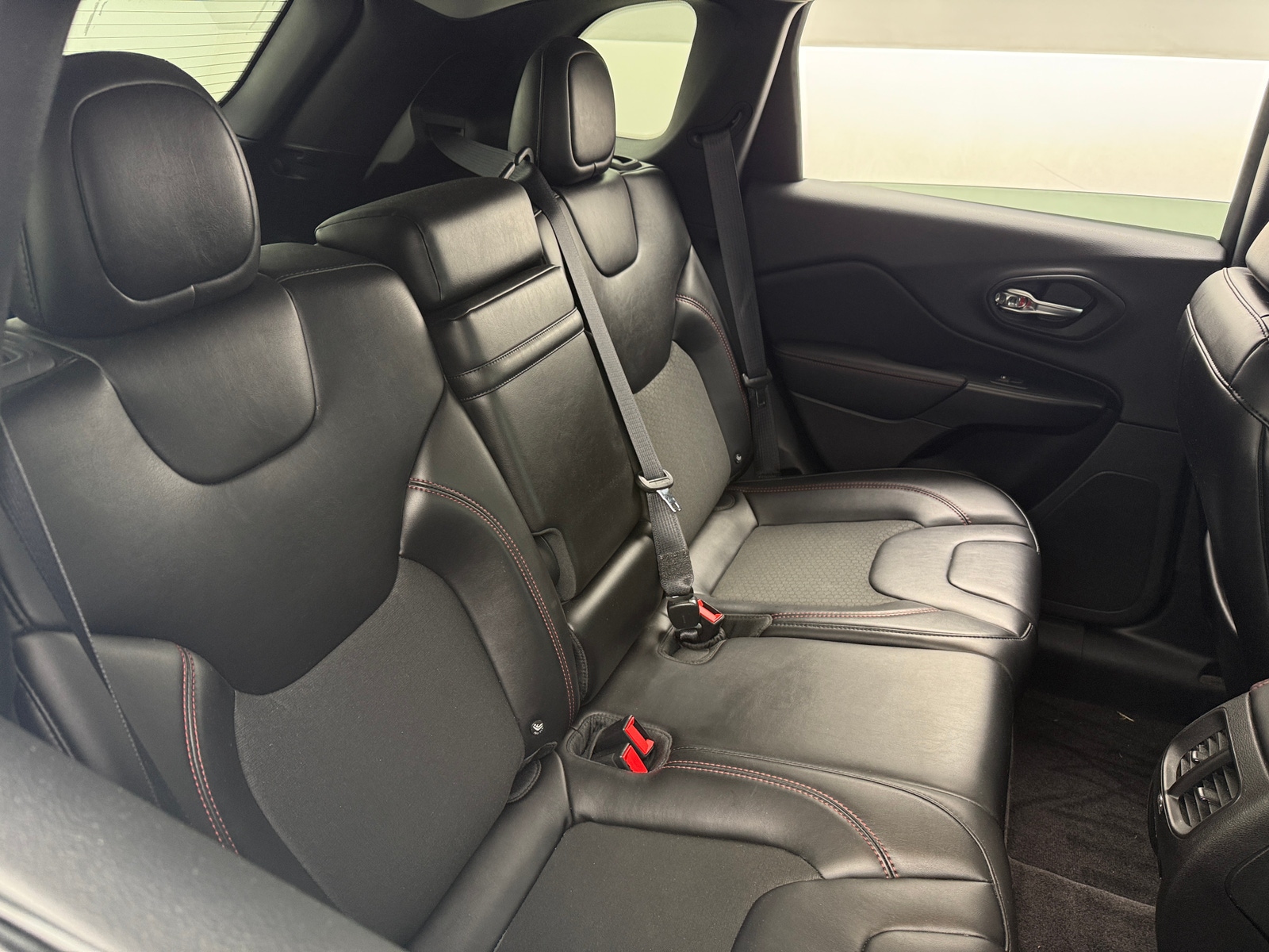 Thumbnail: 2019 Jeep Cherokee - 6