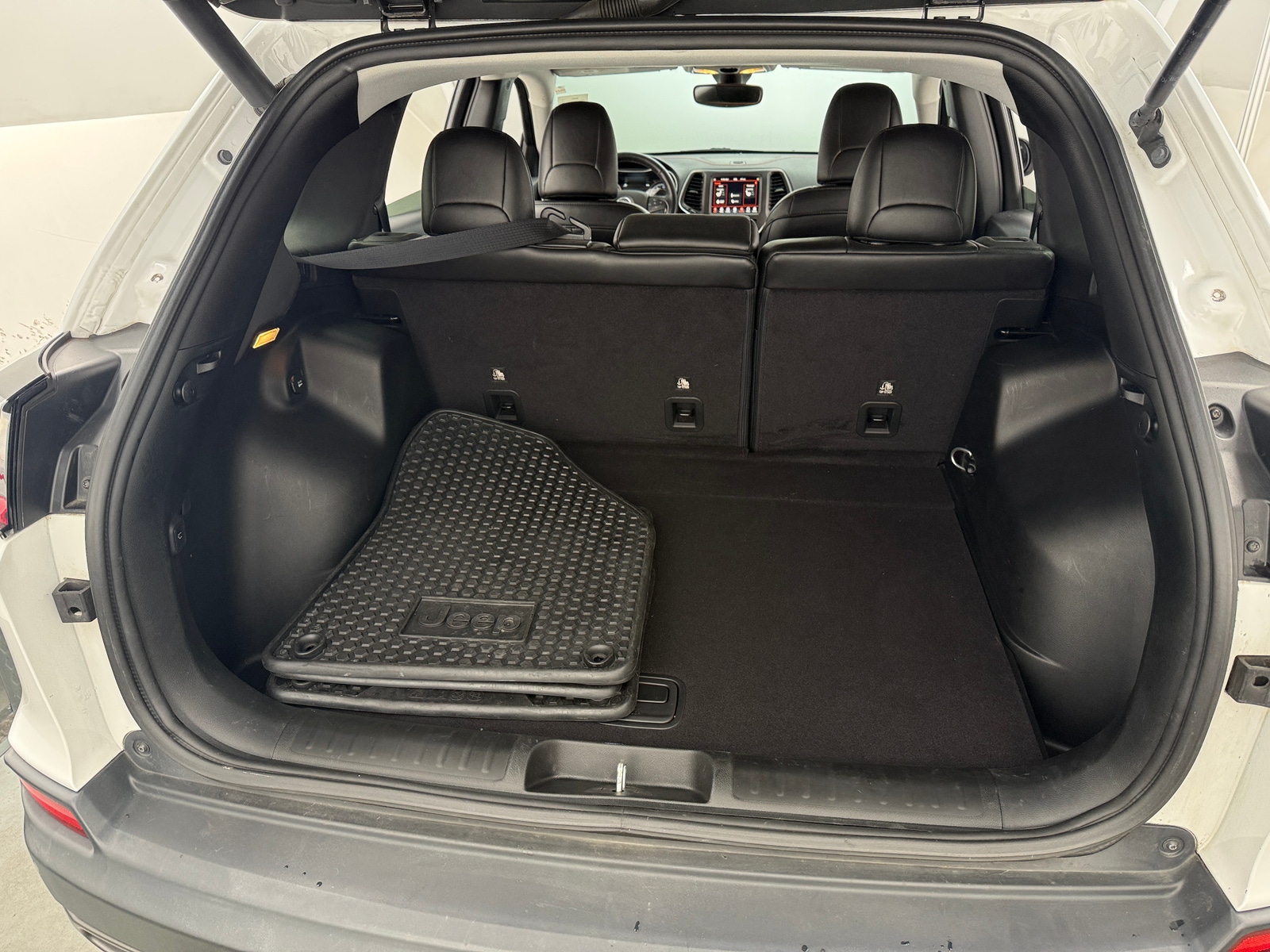 Thumbnail: 2019 Jeep Cherokee - 7