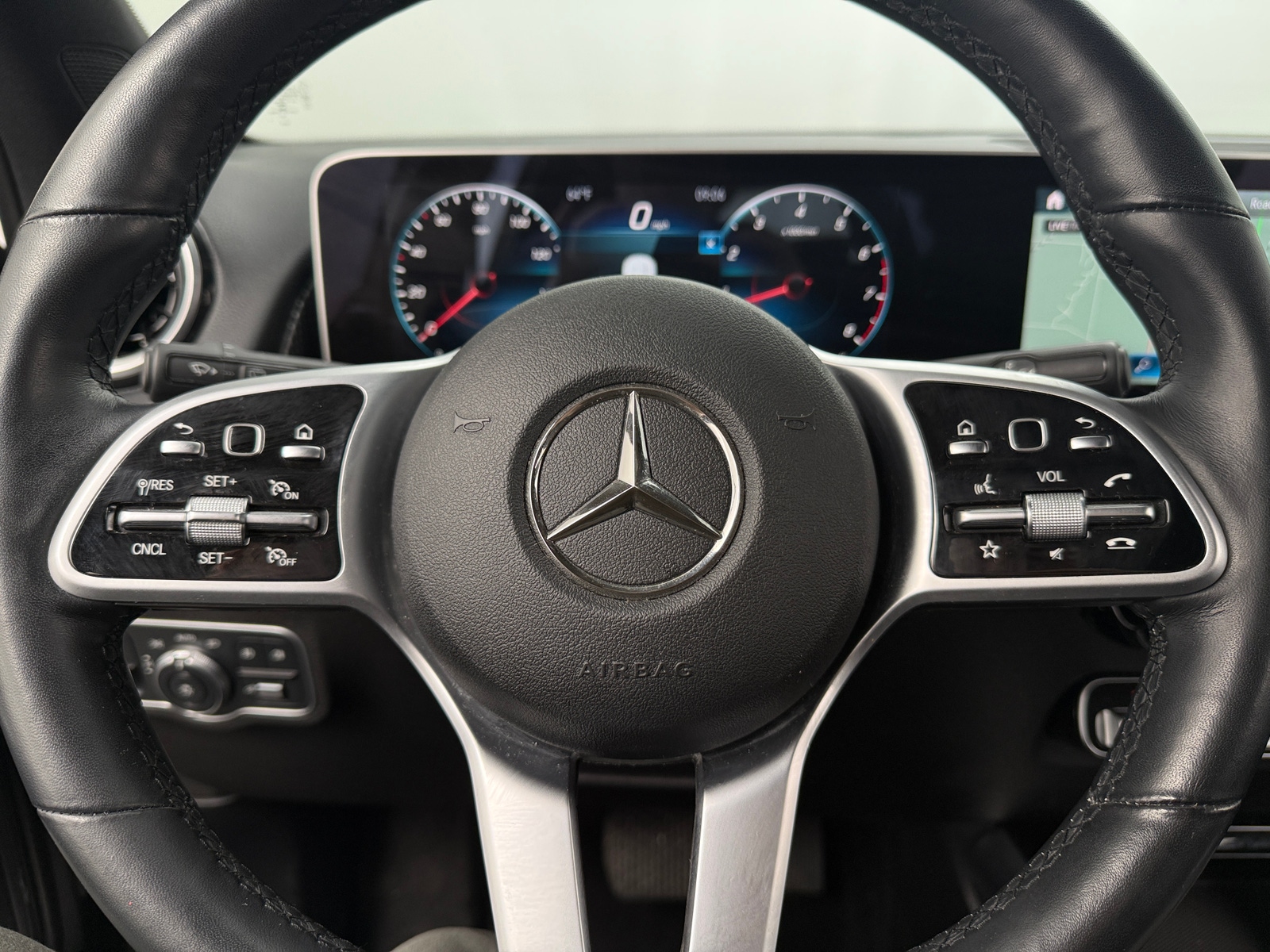 Thumbnail: 2020 Mercedes-Benz GLB - 4