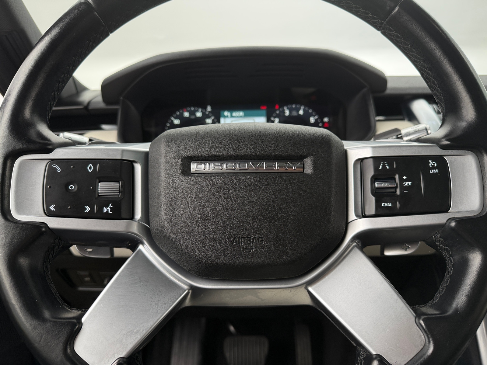 Thumbnail: 2022 Land Rover Discovery - 4