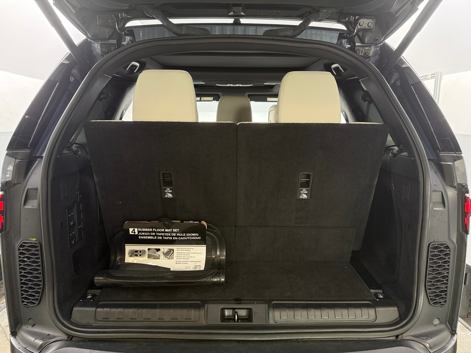 Thumbnail: 2022 Land Rover Discovery - 6