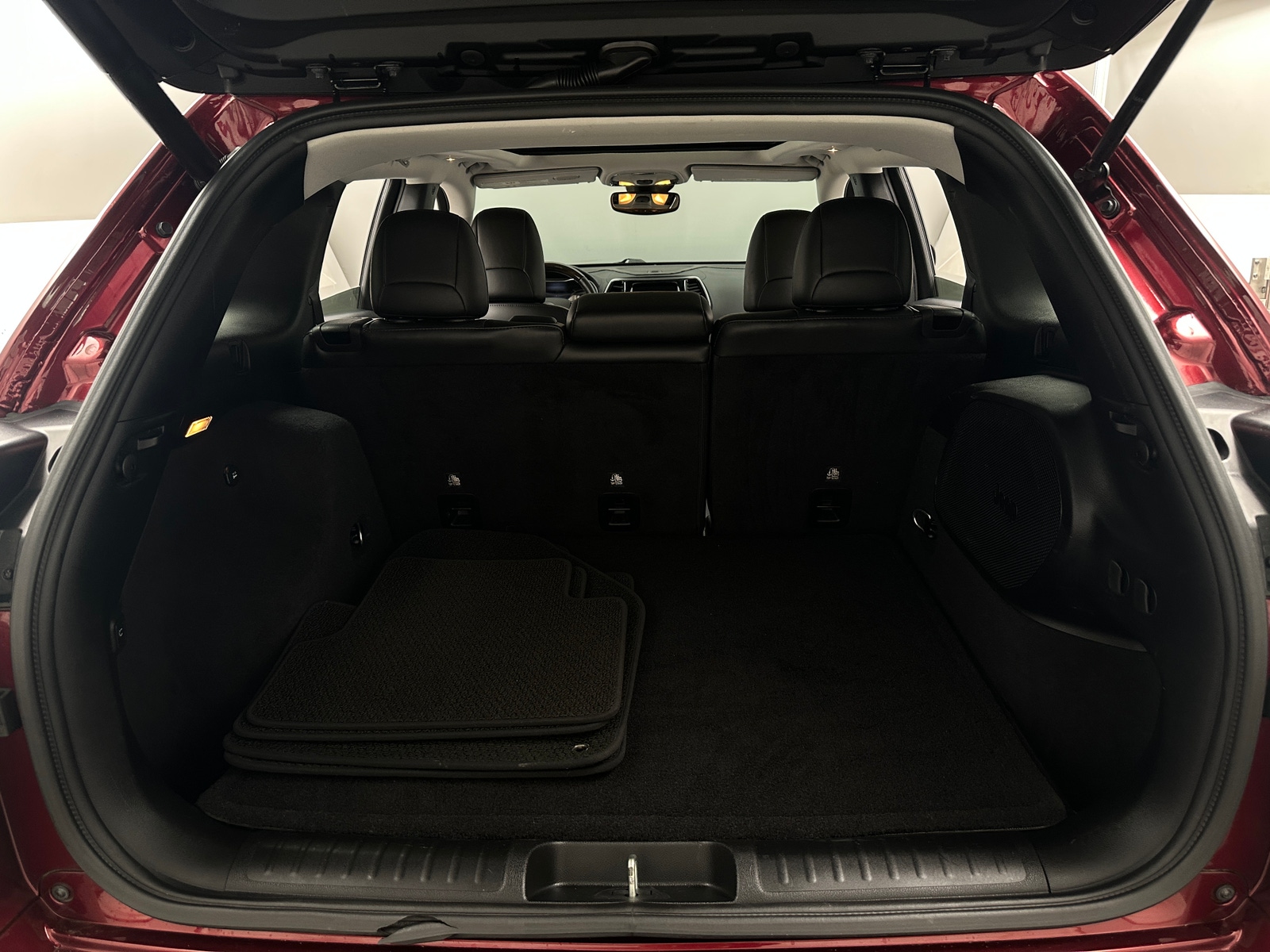 Thumbnail: 2019 Jeep Cherokee - 6