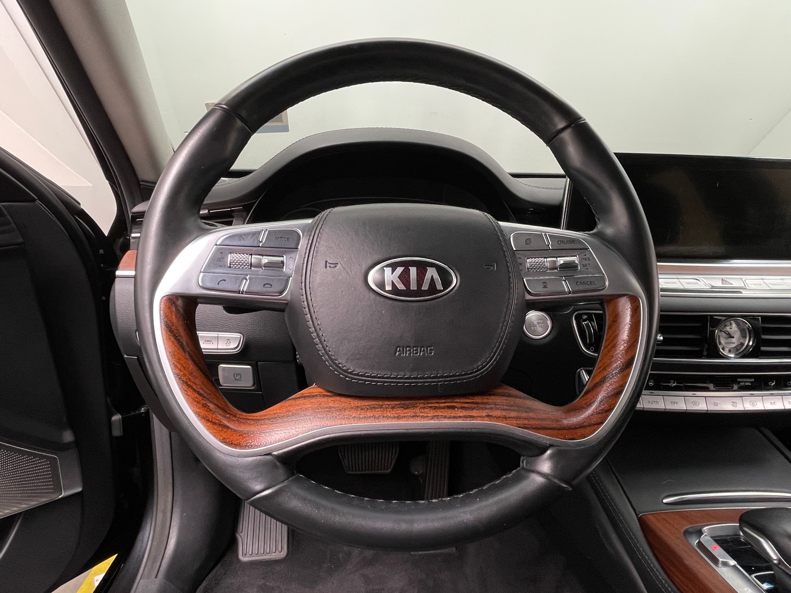 Thumbnail: 2019 Kia K900 - 4