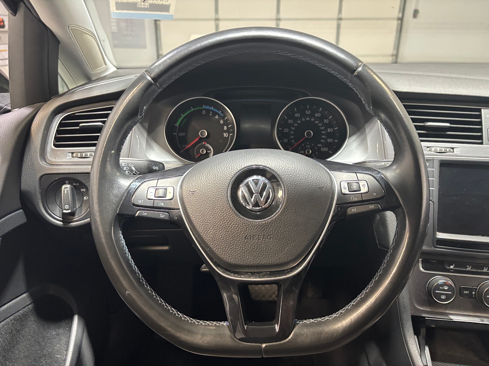 Thumbnail: 2016 Volkswagen e-Golf - 4