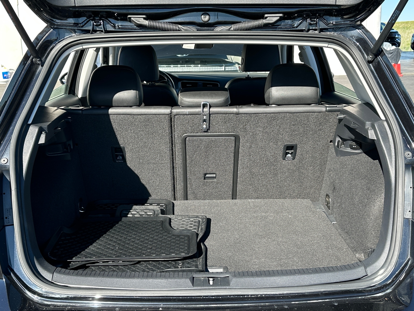 Thumbnail: 2016 Volkswagen e-Golf - 6