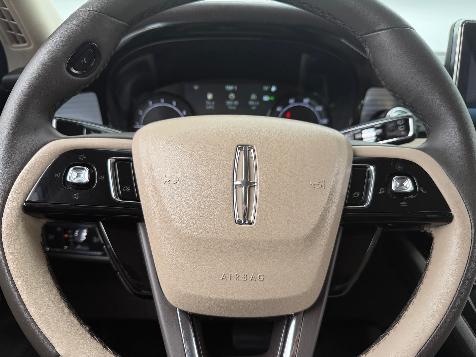 Thumbnail: 2022 Lincoln Corsair - 4