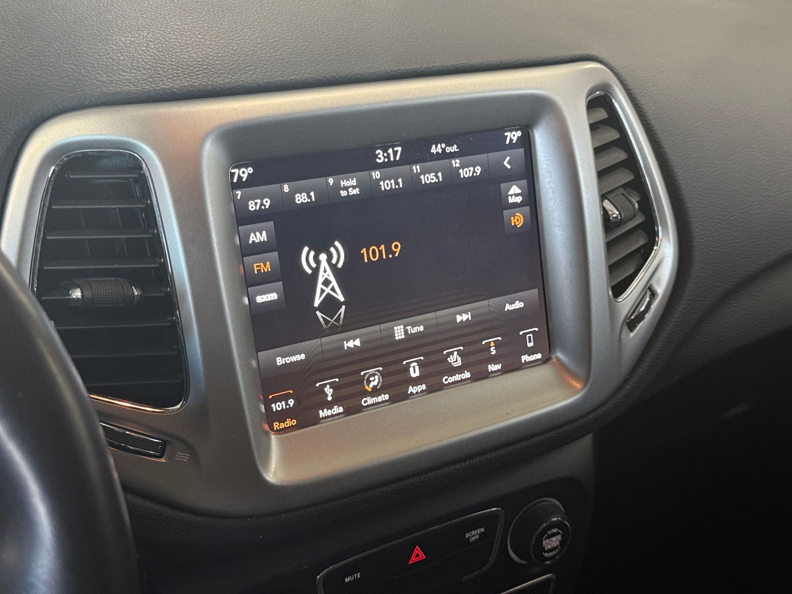 Thumbnail: 2019 Jeep Compass - 3