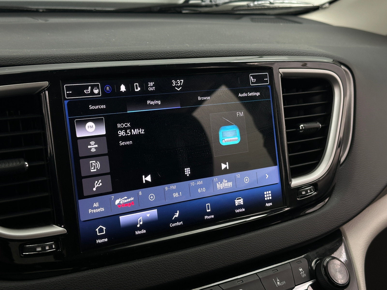 Thumbnail: 2024 Chrysler Pacifica - 3