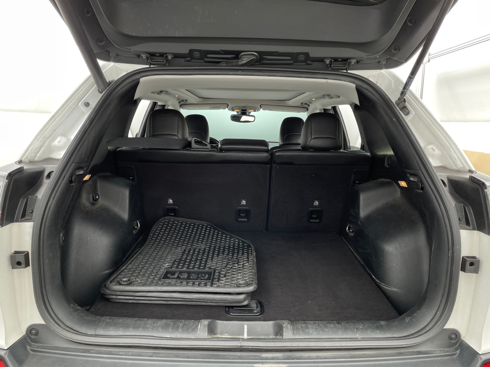 Thumbnail: 2020 Jeep Cherokee - 7