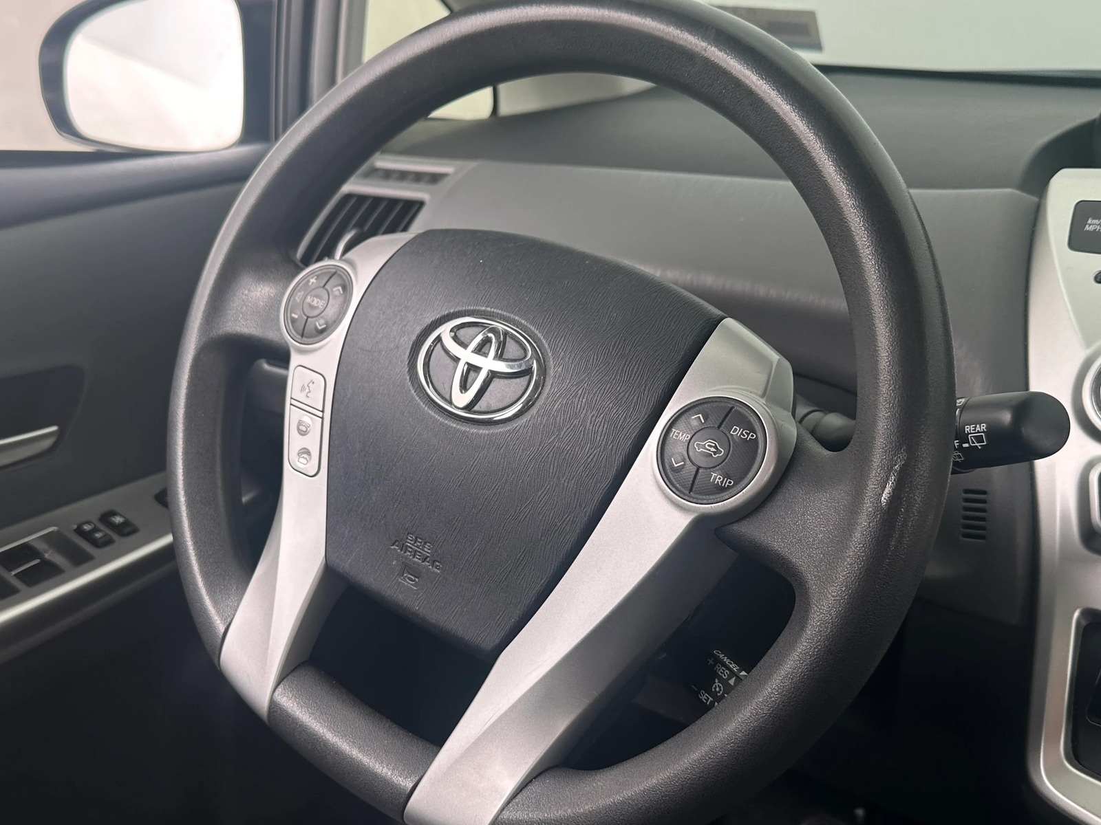 Thumbnail: 2012 Toyota Prius v - 4