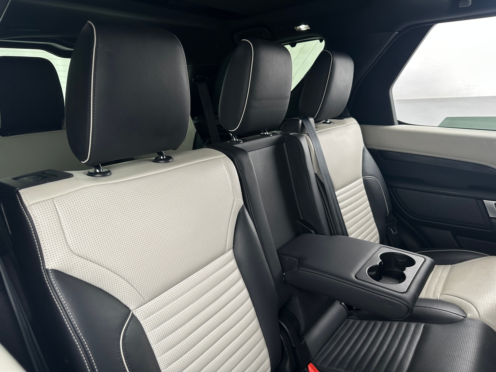 Thumbnail: 2021 Land Rover Discovery - 5