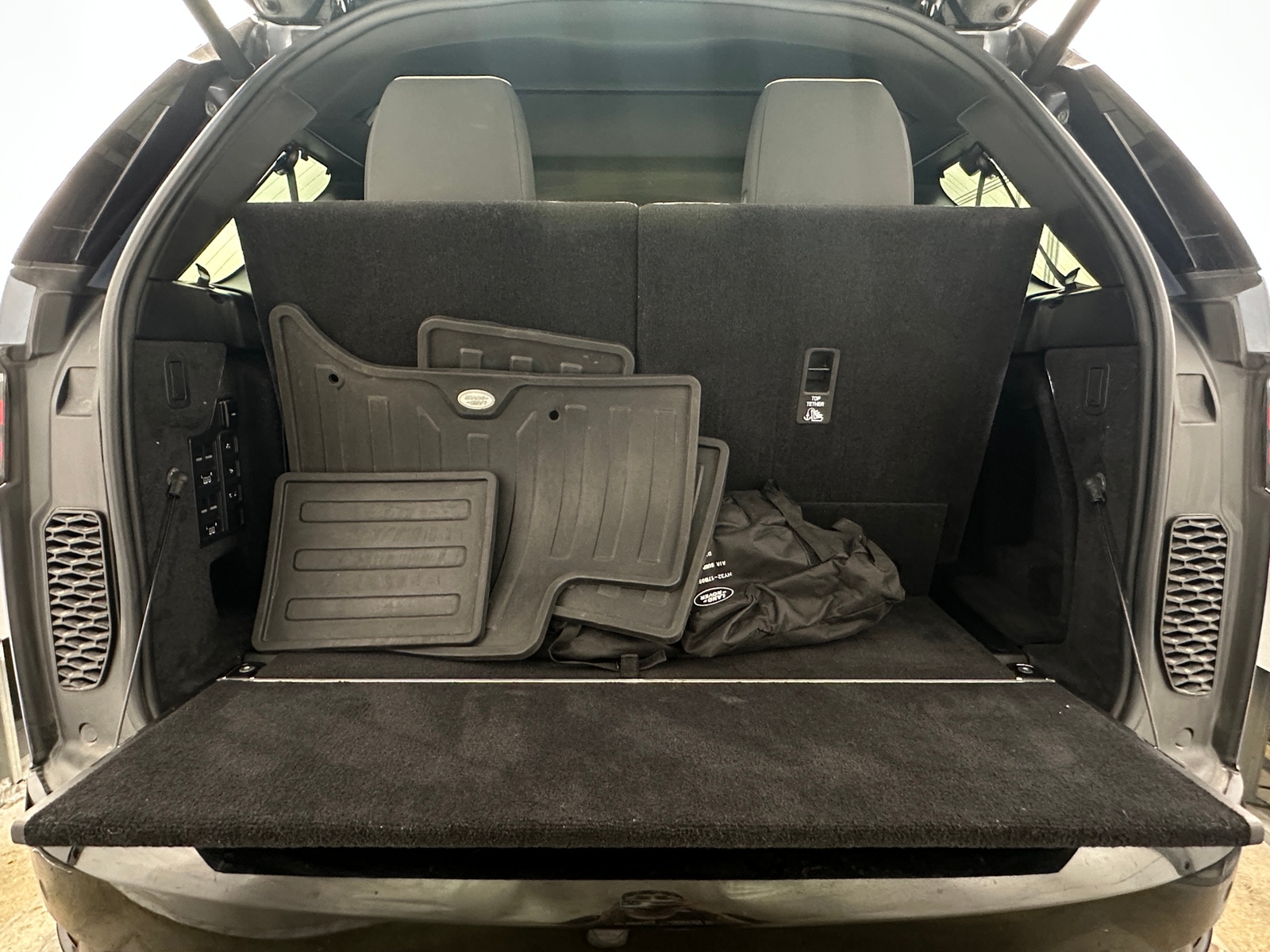 Thumbnail: 2021 Land Rover Discovery - 6